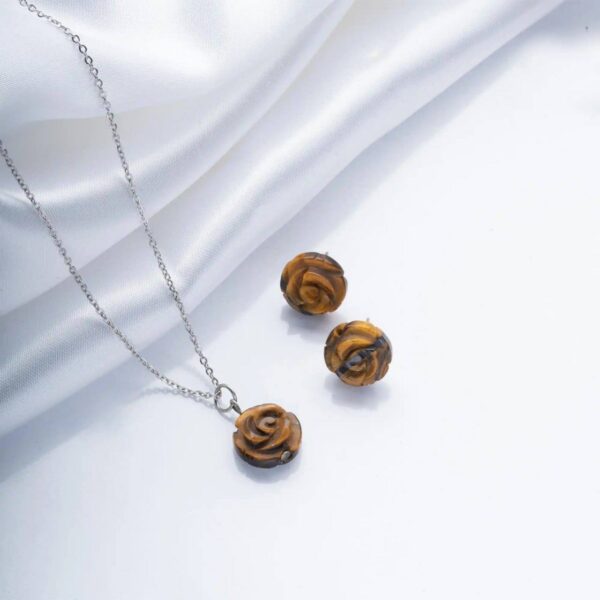 Half a set of eye flowers